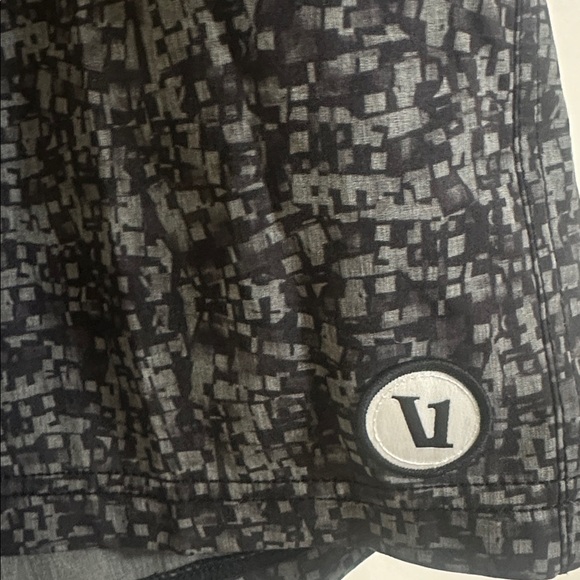 EUC Vuori Men’s Kore 8” Shorts Grey Black Digital Medium - Picture 2 of 5